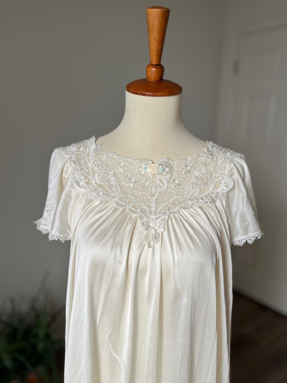 ☾ Vintage sheer full-length ivory nightgown with lace detailing
